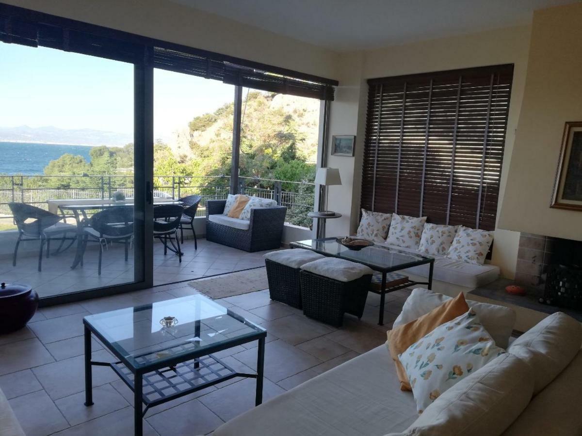 Beautiful House By The Sea,Loutraki Skaloma.ヴィラ エクステリア 写真